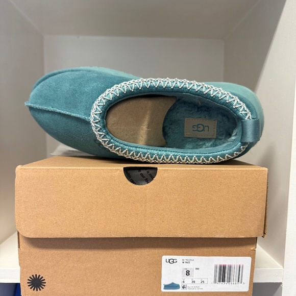 New condition (worn only 1 time) with box Ugg Teal Tazz shoes. - Picture 4 of 5